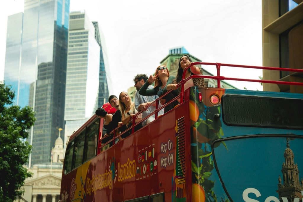 Londres: Passe só de ida Uber Boat & 1-Day Hop-on Hop-off Bus Pass