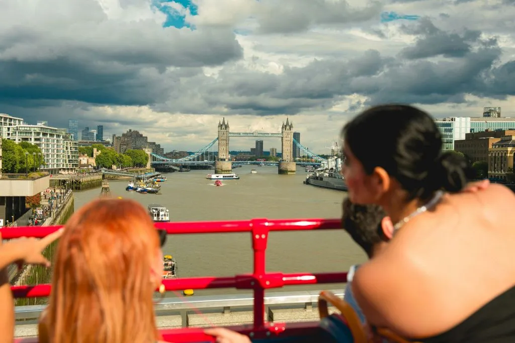 London: One-Way Uber Boat & 1-Day Hop-on Hop-off Bus Tour
