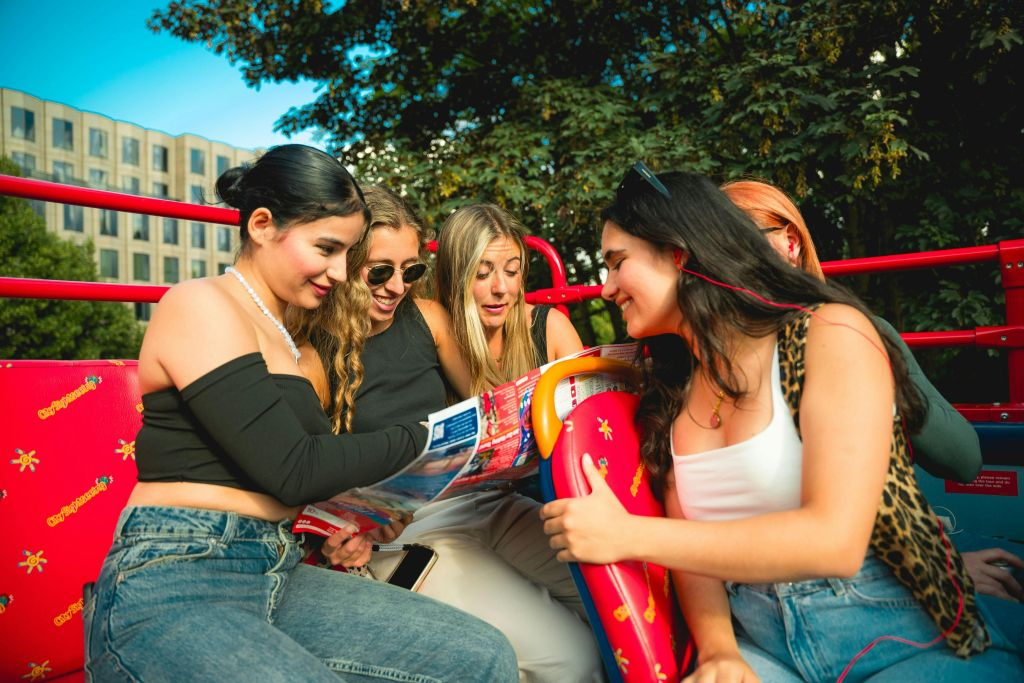 London: One-Way Uber Boat & 1-Day Hop-on Hop-off Bus Tour