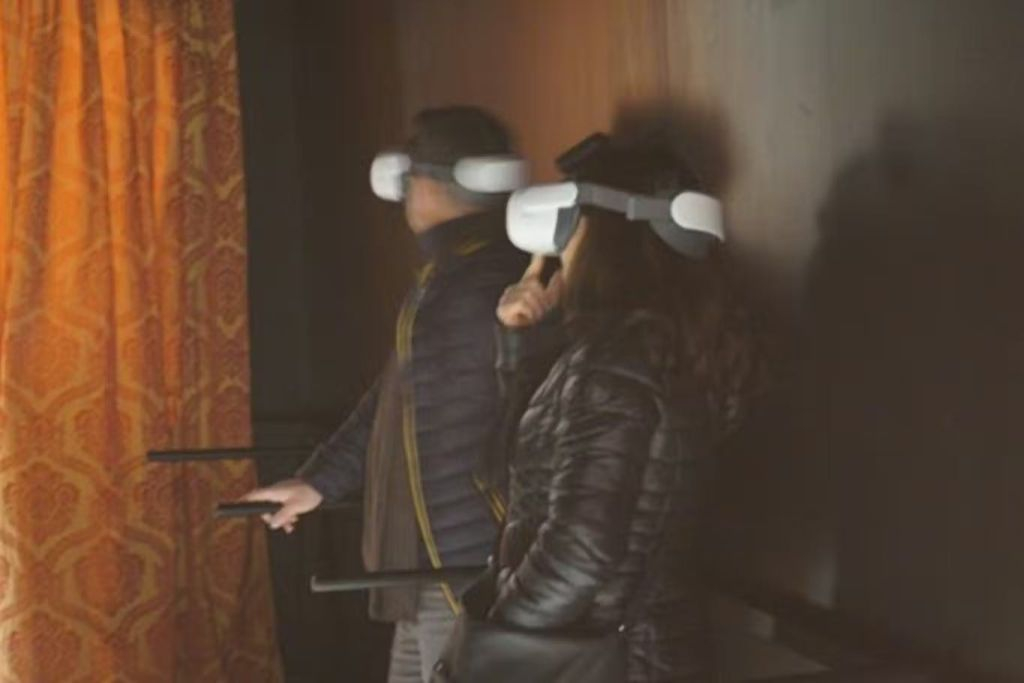 Venice: Gondola Gallery Guided Tour + VR Experience