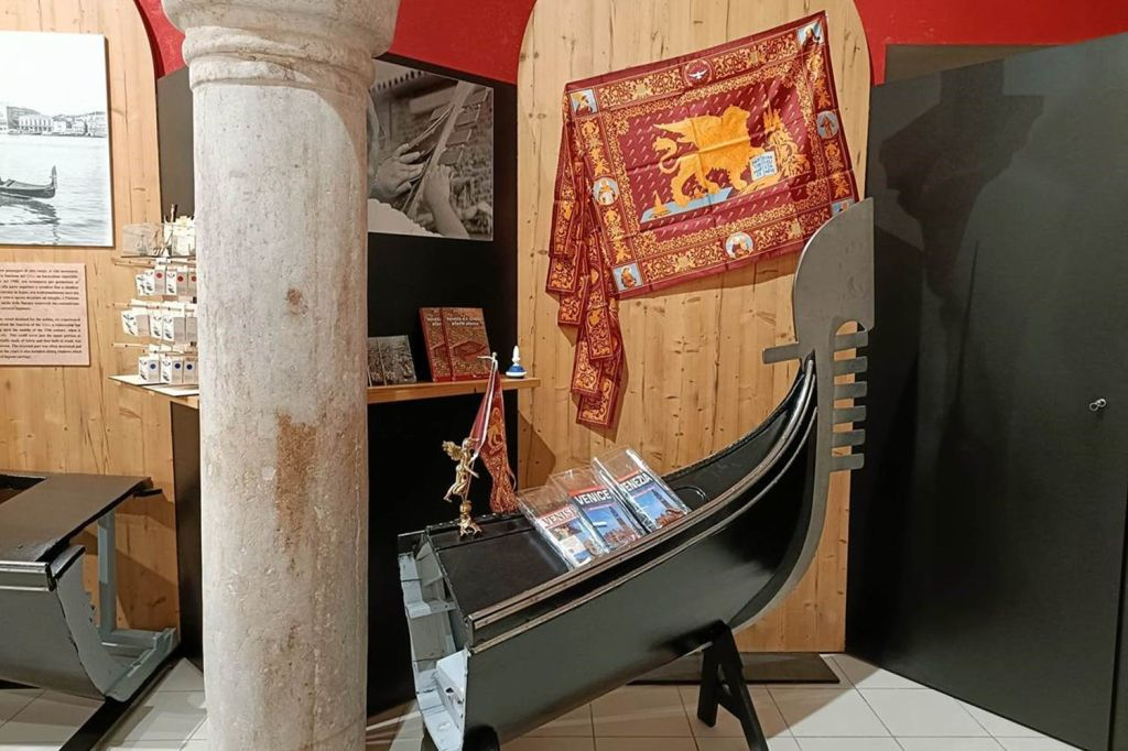Venice: Gondola Gallery Guided Tour + VR Experience
