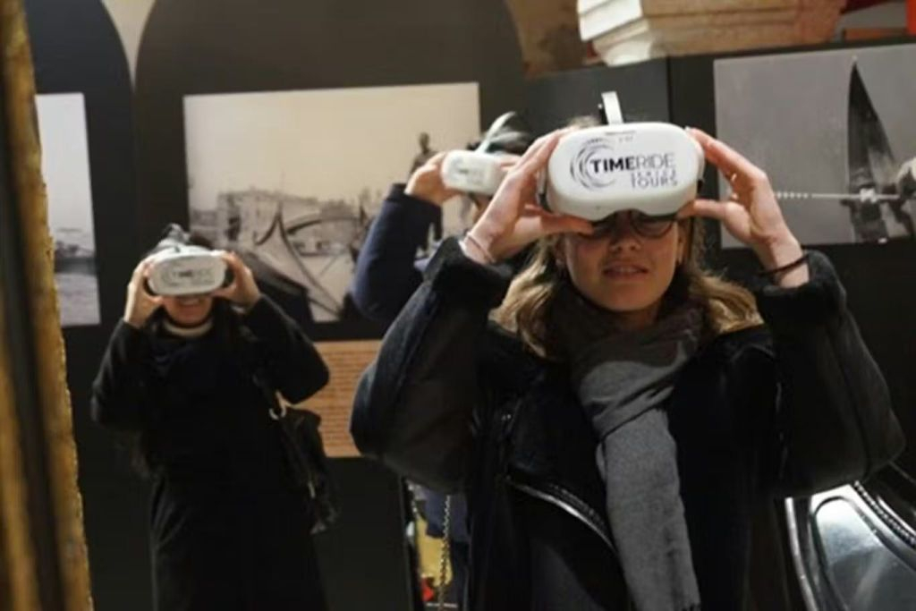 Venice: Gondola Gallery Guided Tour + VR Experience