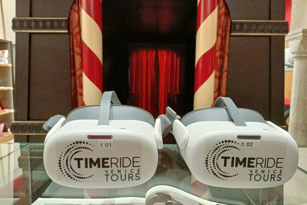 Venice: Gondola Gallery Guided Tour + VR Experience