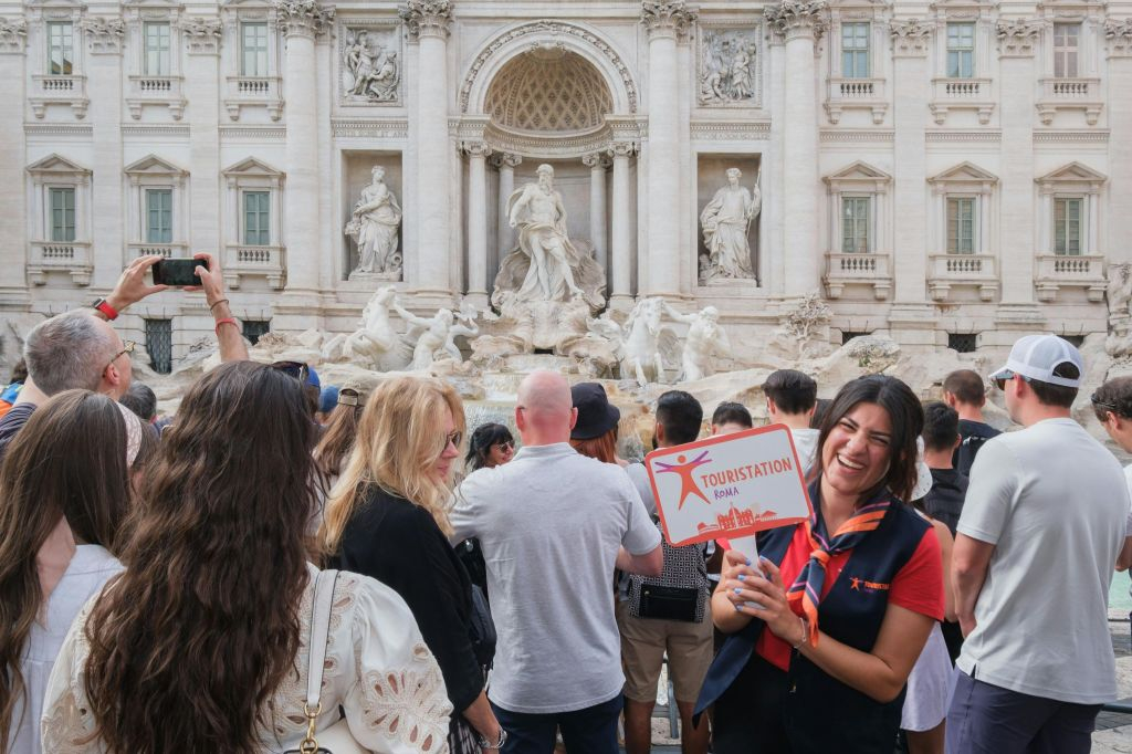 Trevi Fountain: Entry Ticket + Guided City Walking Tour
