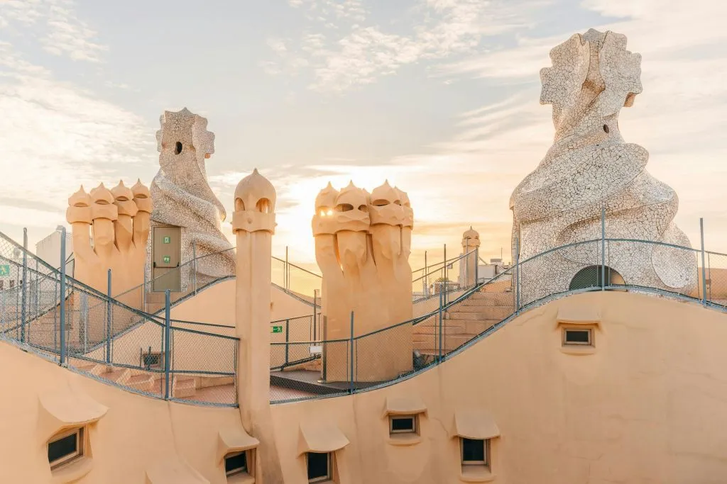 Casa Milà - La Pedrera: Guided Sunrise Tour in Japanese