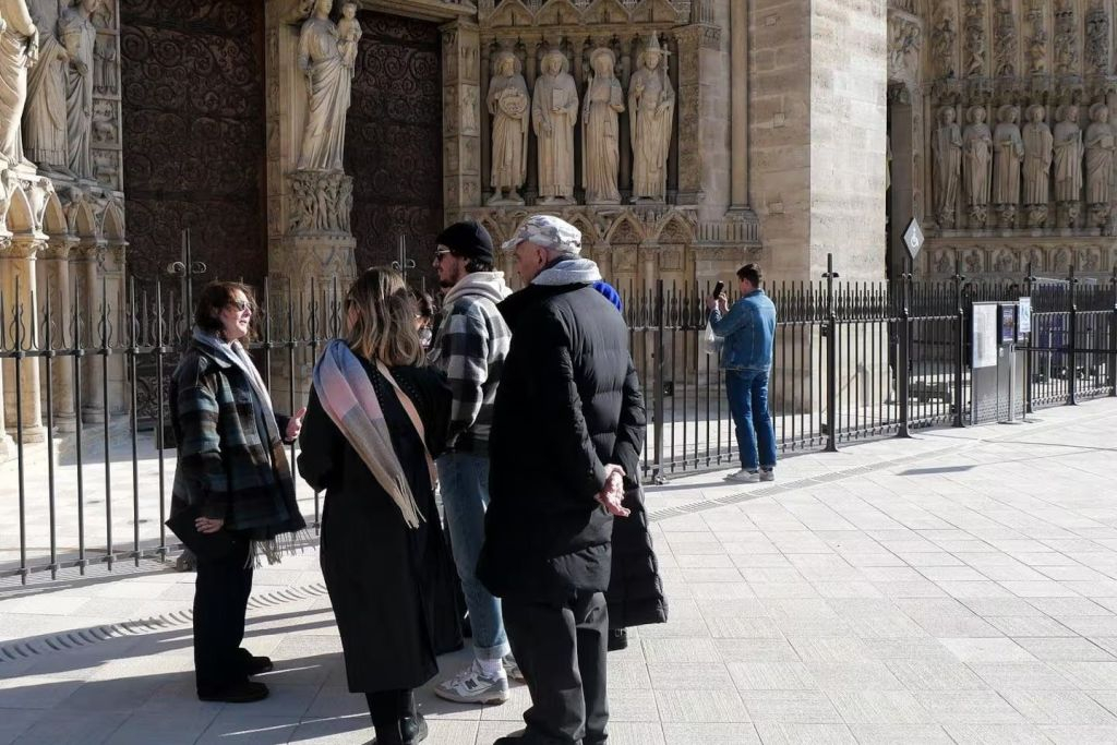Cattedrale di Notre-Dame di Parigi e Île de la Cité: Tour guidato per gruppi ristretti a piedi