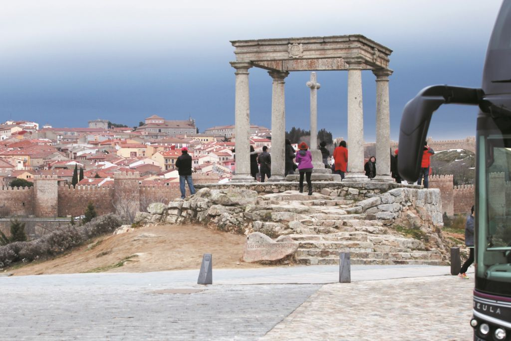 Segovia & Avila: Guided Walking Tour from Madrid