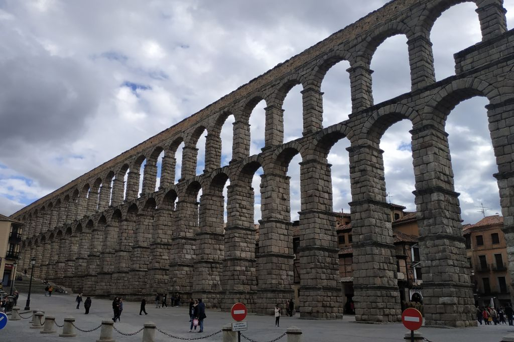 Segovia & Avila: Guided Walking Tour from Madrid