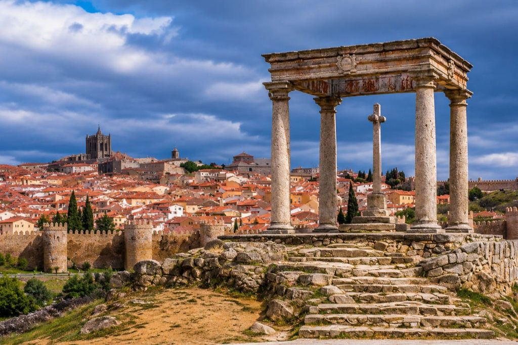 Segovia & Avila: Guided Walking Tour from Madrid