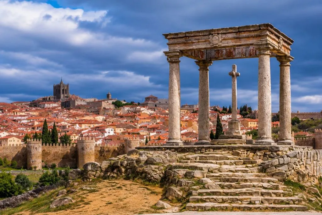 Segovia & Avila: Guided Walking Tour from Madrid