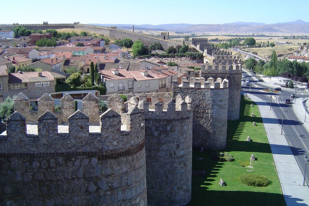 Segovia & Avila: Guided Walking Tour from Madrid