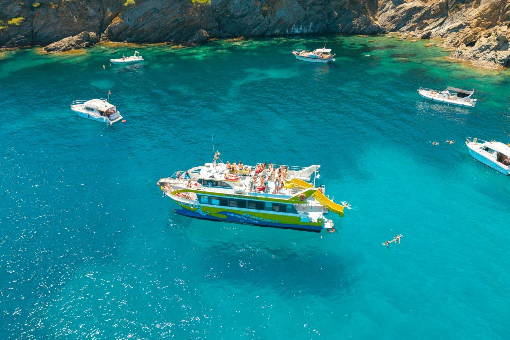 Rosas: Paseo en Barco + Tobogán Acuático + Parada para Nadar