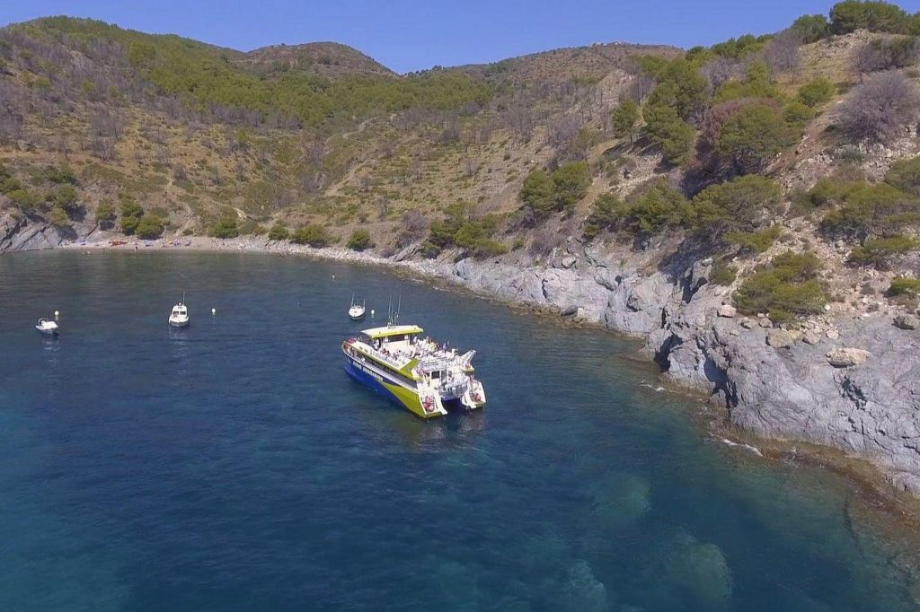 Cala Murtra: Paseo en barco nocturno desde Roses + Audioguía