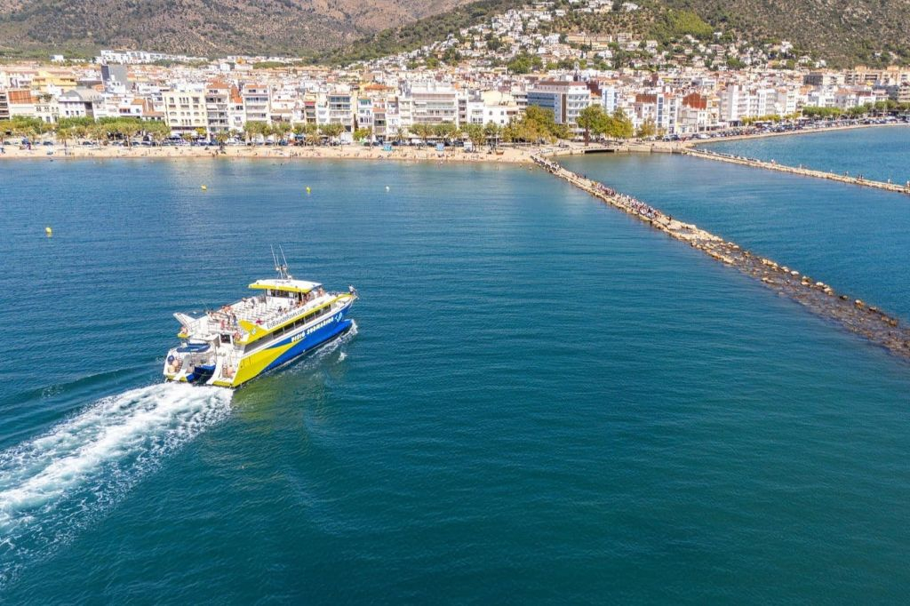 Cala Murtra: Paseo en barco nocturno desde Roses + Audioguía