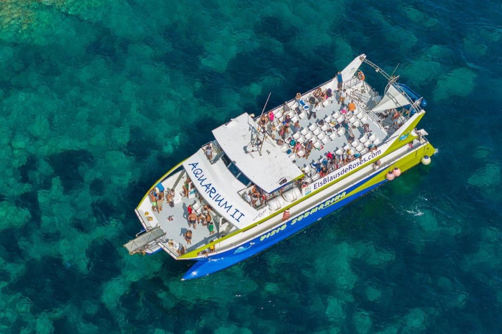 Cala Murtra: Paseo en barco nocturno desde Roses + Audioguía