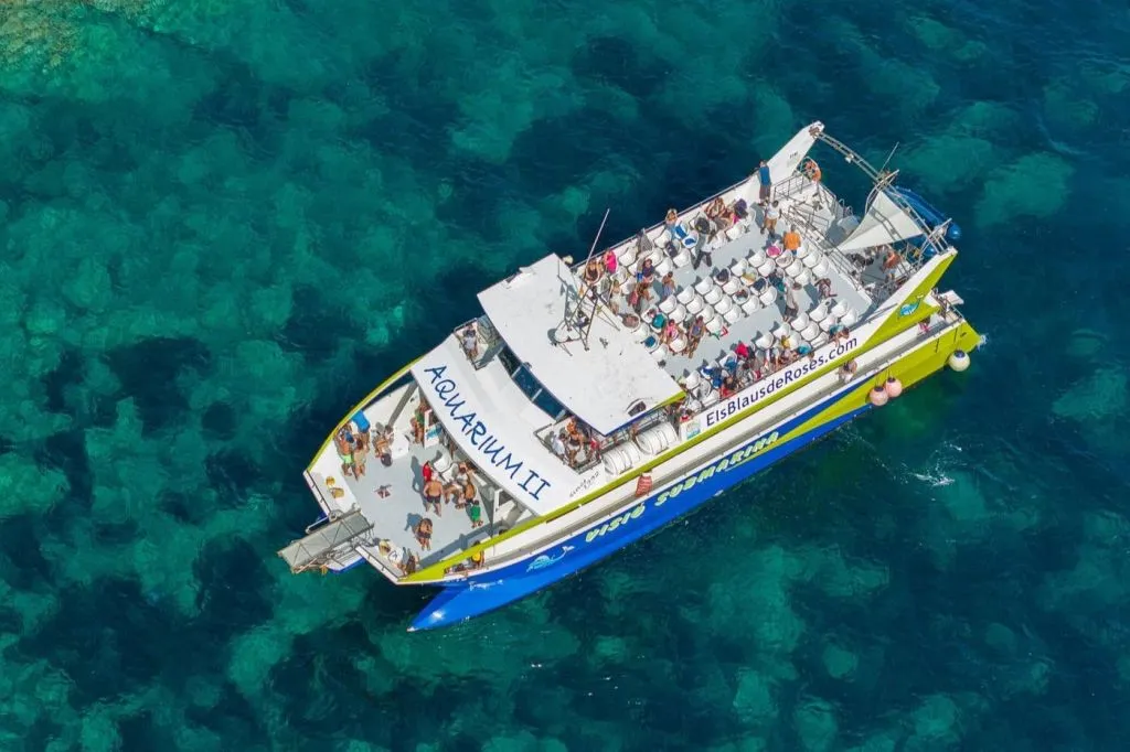 Cala Murtra: Paseo en barco nocturno desde Roses + Audioguía