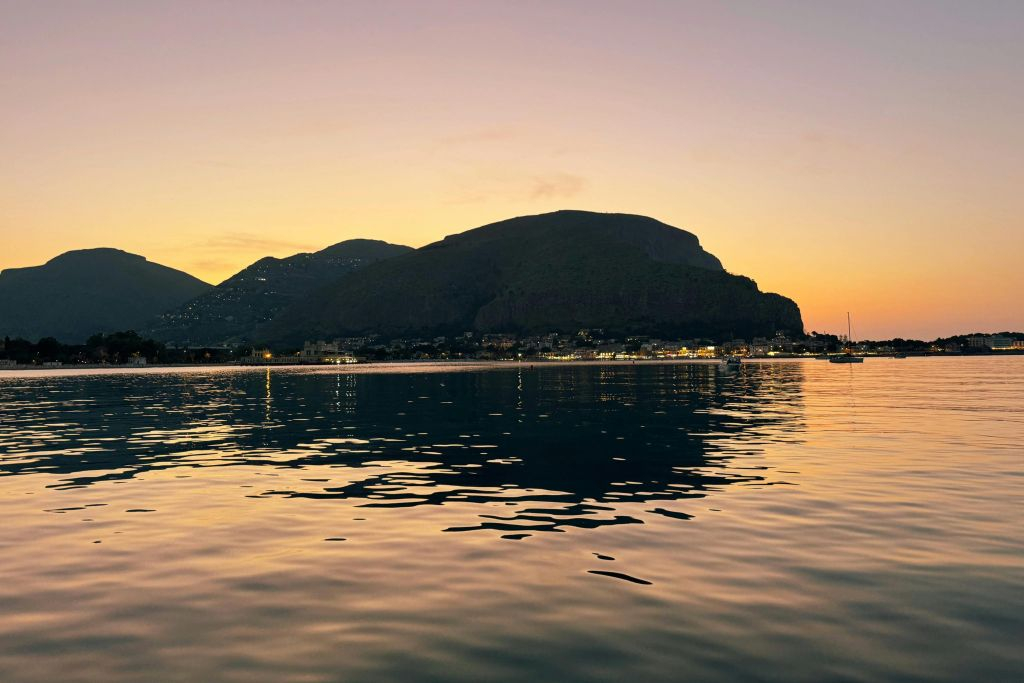 Mondello: Passeio de barco ao pôr do sol a partir de Palermo + paragem para nadar + aperitivo