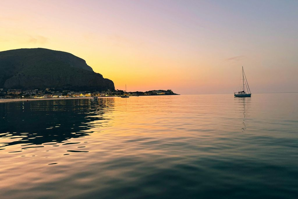 Mondello: Tour in barca al tramonto da Palermo + Sosta bagno + Aperitivo