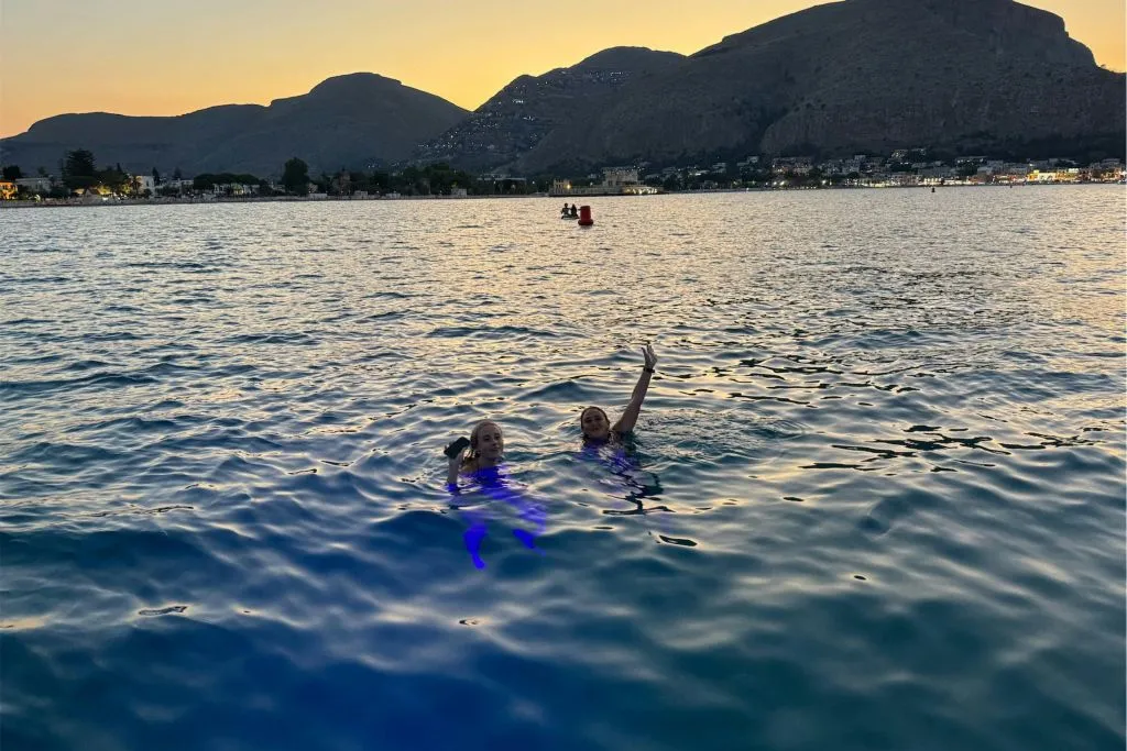 Mondello: Tour in barca al tramonto da Palermo + Sosta bagno + Aperitivo