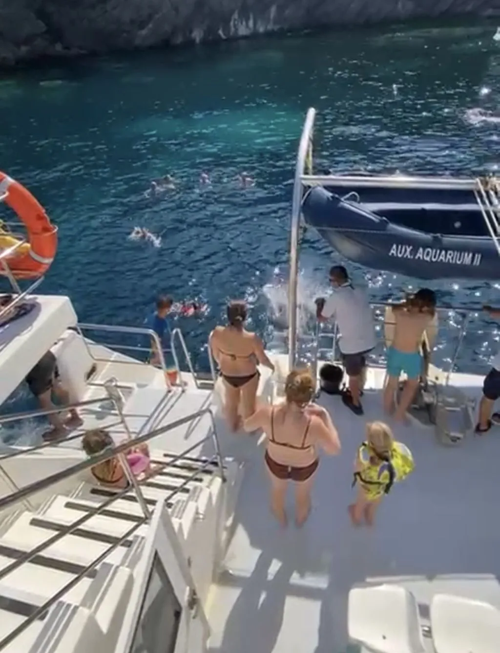 Excursión en Barco con Fondo de Cristal: Cap Norfeu + Nadar desde Roses y Santa Margarita