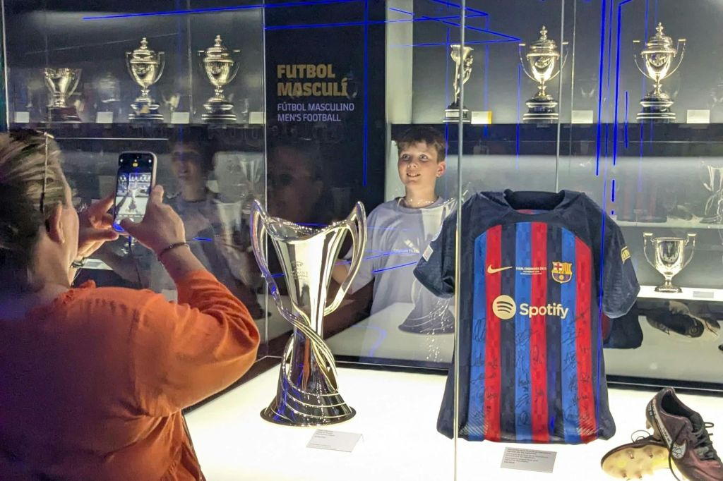 Barcelona: Visita guiada de fútbol con 4 clubes y 2 museos