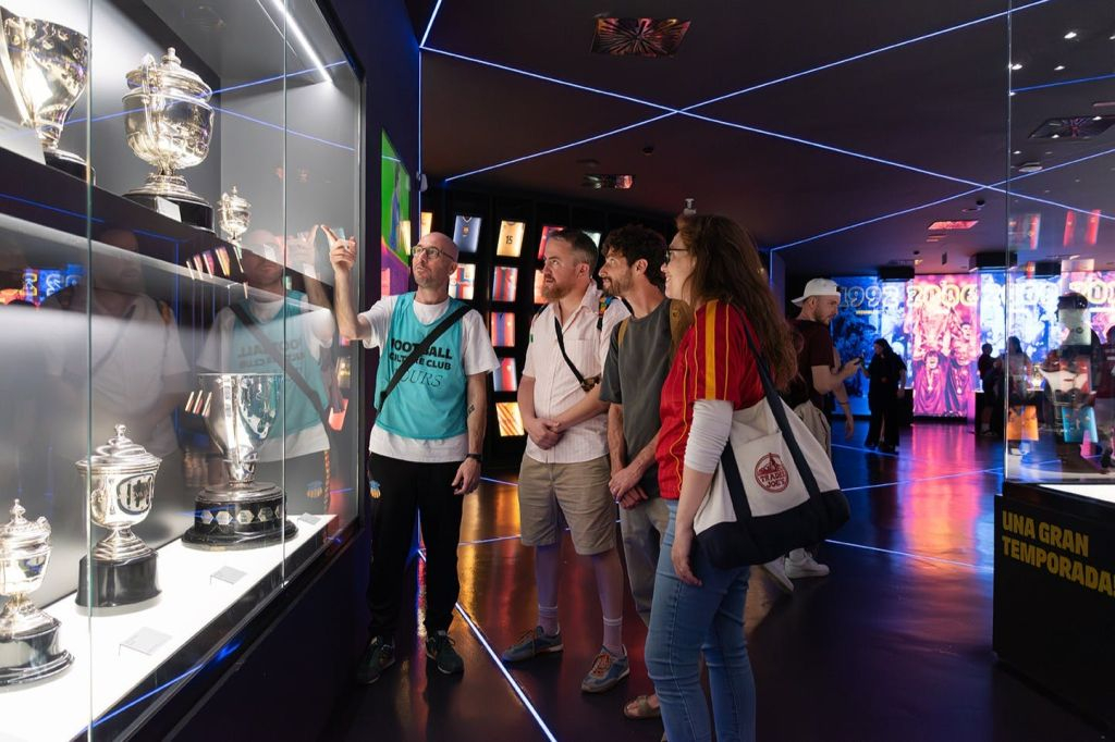 Barcelona: Visita guiada de fútbol con 4 clubes y 2 museos