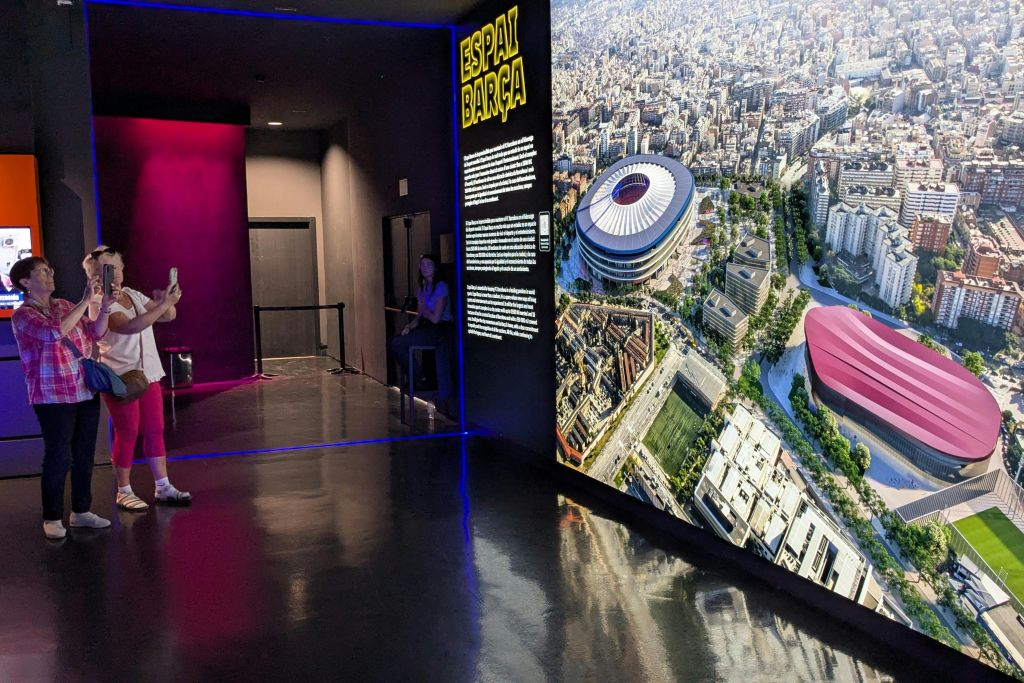 Barcelona: Visita guiada de fútbol con 4 clubes y 2 museos