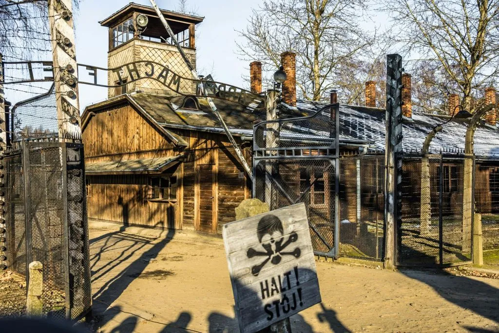 Auschwitz-Birkenau: Visita guiada de dia inteiro a partir de Varsóvia + transporte de ida e volta
