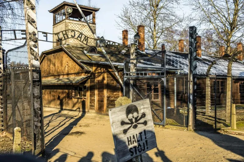 Auschwitz-Birkenau: Visita guiada de dia inteiro a partir de Varsóvia + transporte de ida e volta