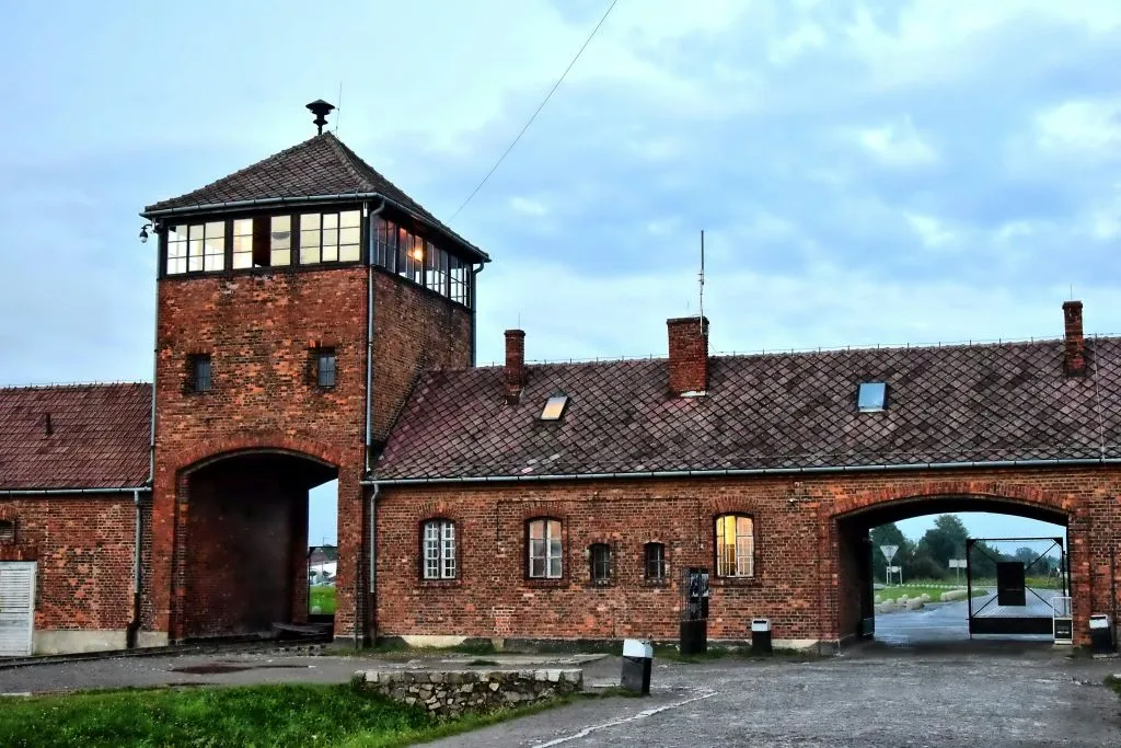 Auschwitz-Birkenau: Visita guiada de dia inteiro a partir de Varsóvia + transporte de ida e volta