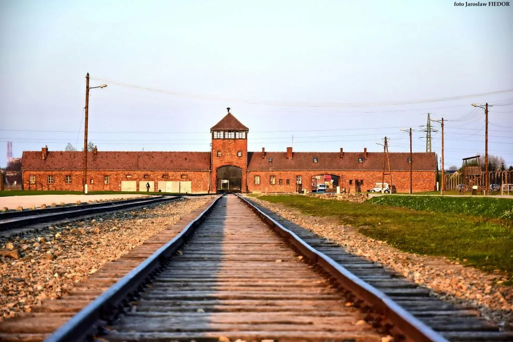 Auschwitz-Birkenau: Visita guiada de dia inteiro a partir de Varsóvia + transporte de ida e volta
