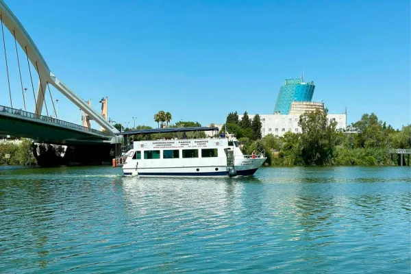 Sevilla: Paseo en barco por el río Guadalquivir + audioguía