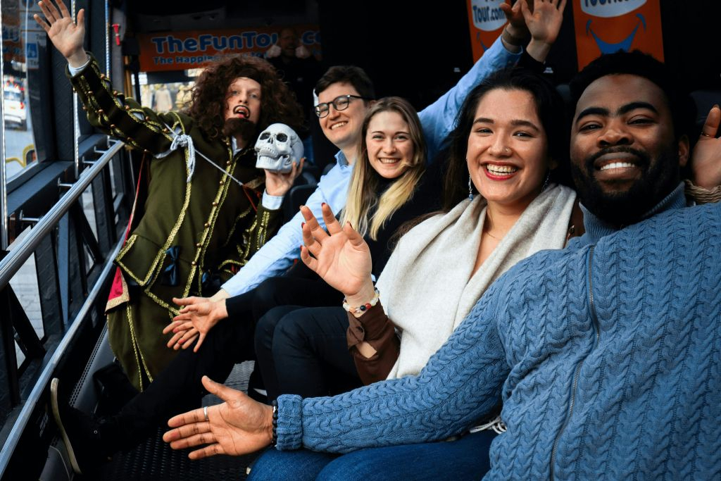 London: Guided Bus Tour + Live Entertainment