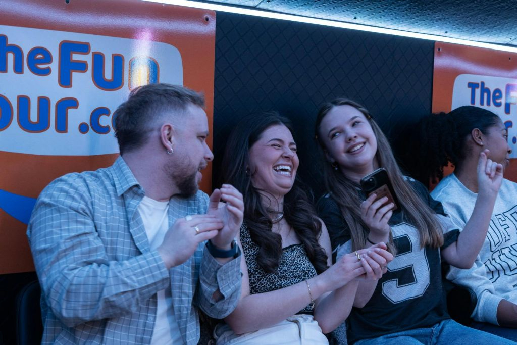 London: Guided Bus Tour + Live Entertainment