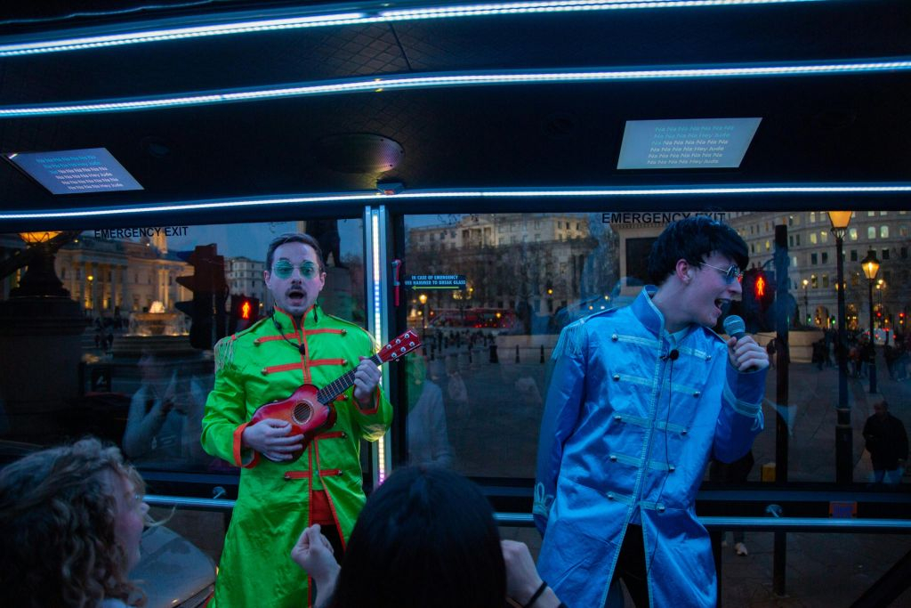 London: Guided Bus Tour + Live Entertainment