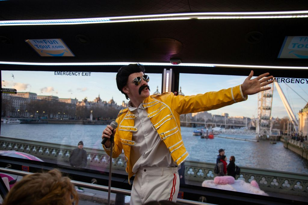 London: Guided Bus Tour + Live Entertainment
