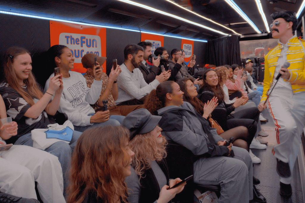 London: Guided Bus Tour + Live Entertainment