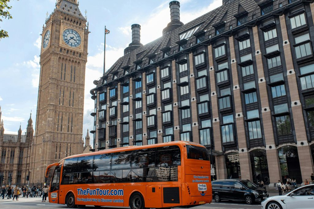 London: Guided Bus Tour + Live Entertainment