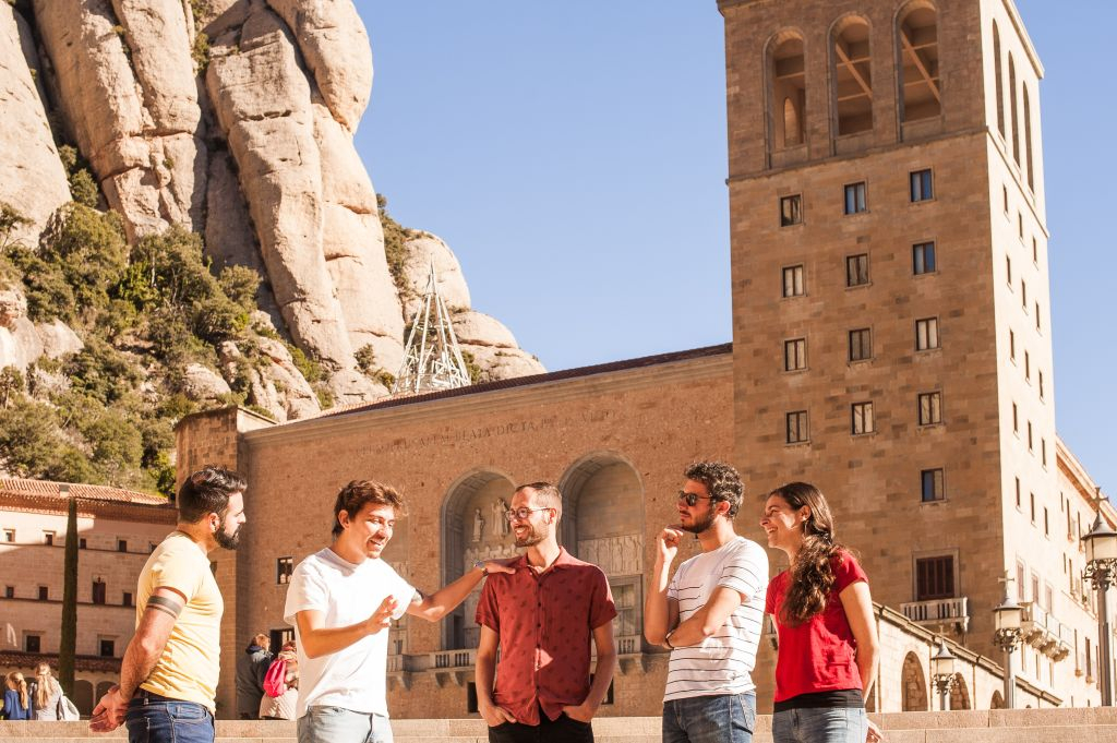 Montserrat & Wineries: Round trip + Wine Experience with Traditional Meal