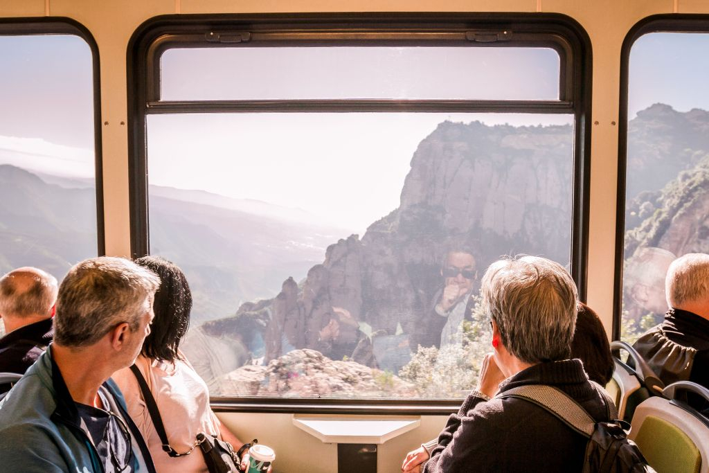 Montserrat & Wineries: Round trip + Wine Experience with Traditional Meal