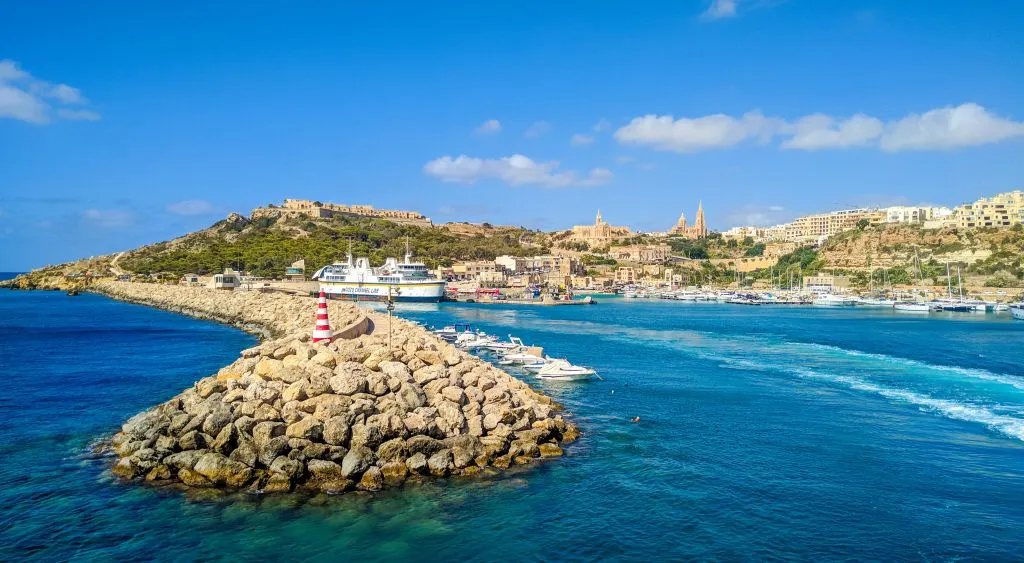 Excursão privada de jipe de 1 dia com barco até Gozo e volta