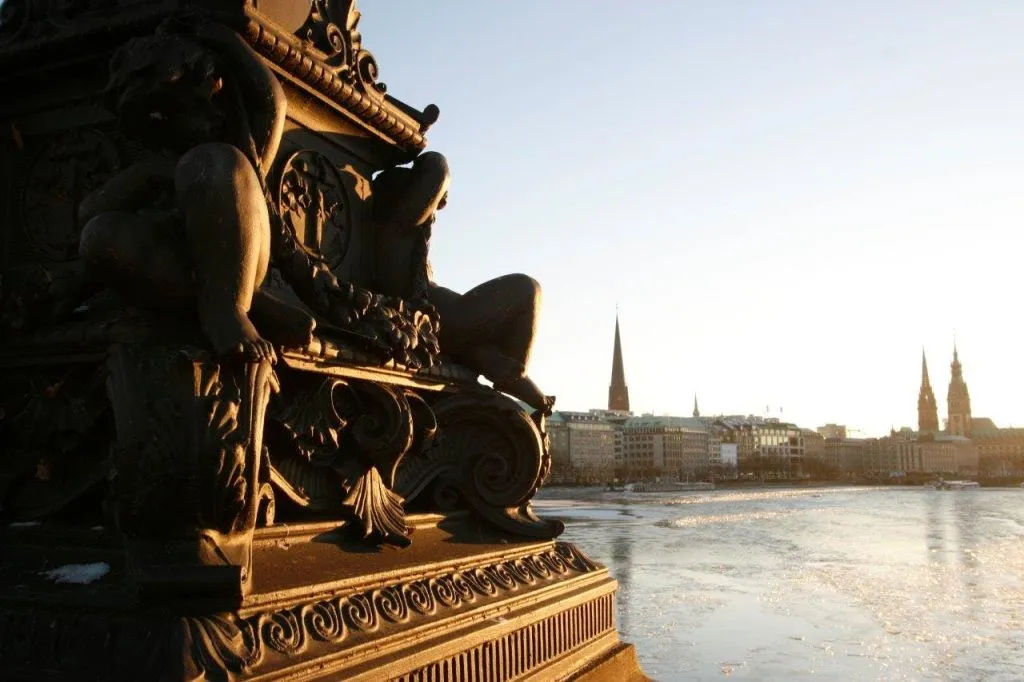 Hamburg: Winter Alster River Cruise