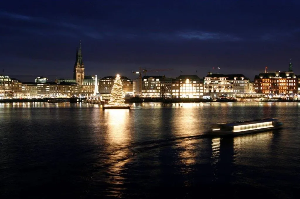 Hamburg: Winter Alster River Cruise