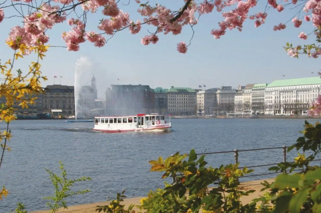 Hamburg: Winter Alster River Cruise