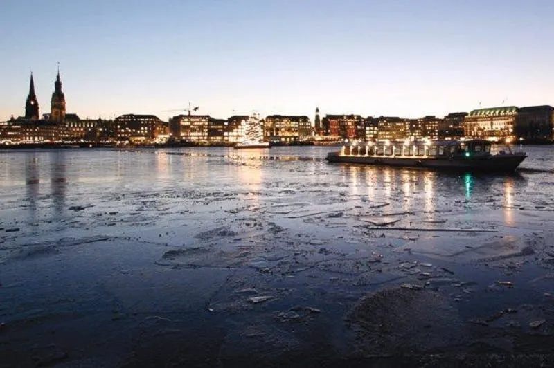 Hamburg: Winter Alster River Cruise