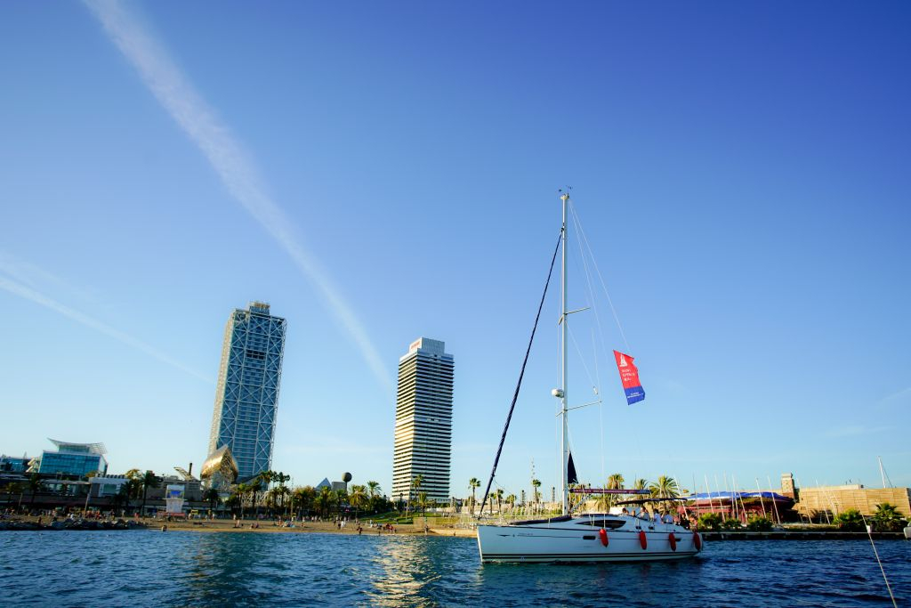 2 heures de navigation à Barcelone + boissons et collations