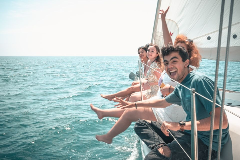 Palma de Mallorca: Excursión en velero en grupo reducido de 4 horas + aperitivos y barra libre