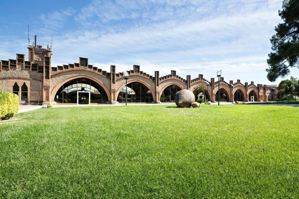 Bodega Codorníu: Tour guiado + La Torre Menú Almuerzo + Cata de cava