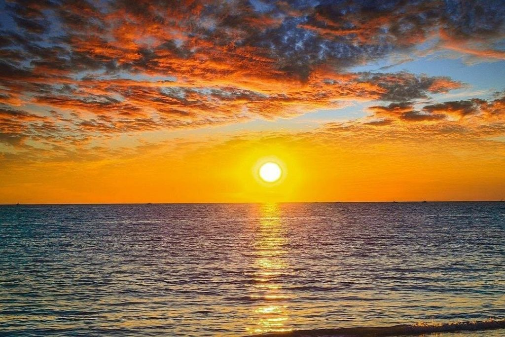 Costa Brava: Paseo en barco al atardecer desde Roses + Cóctel + Parada para nadar