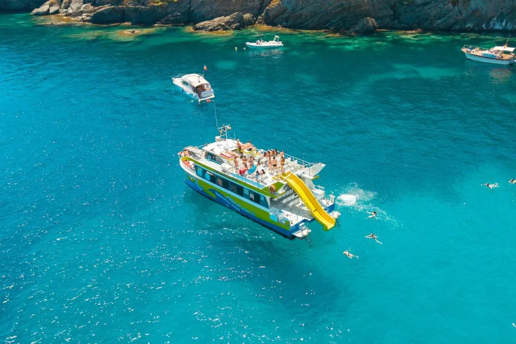 Empuriabrava: Paseo en barco al atardecer desde Roses + Cóctel + Parada para nadar